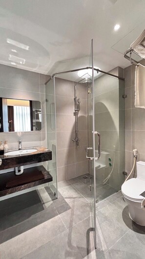 Chambre Double Supérieure | Salle de bain | Douche, articles de toilette gratuits, sèche-cheveux