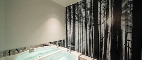 Bañera con ducha, artículos de tocador gratuitos, secador de pelo