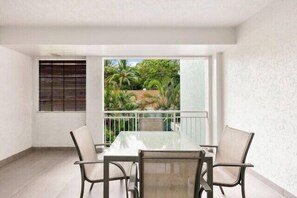 Outdoor dining - Alassio 2 Bedroom Dual Key Apartment 203 (Palm Cove)