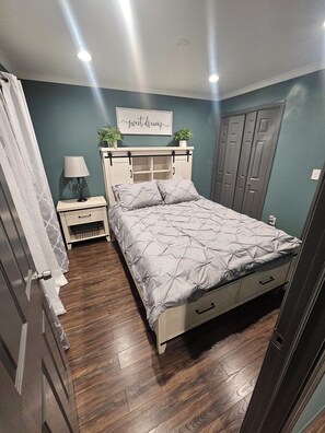 Iron/ironing board, WiFi, bed sheets - PolskaRican Suite (Lake Ronkonkoma)