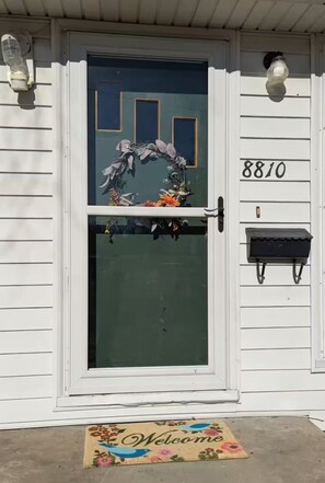 Exterior detail - Birdhouse KC, 6 Mins to Stadium, peaceful 3B/2B (Raytown)
