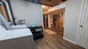 Interior - Birdhouse KC, 6 Mins to Stadium, peaceful 3B/2B (Raytown)