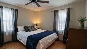 WiFi, bed sheets - Birdhouse KC, 6 Mins to Stadium, peaceful 3B/2B (Raytown)