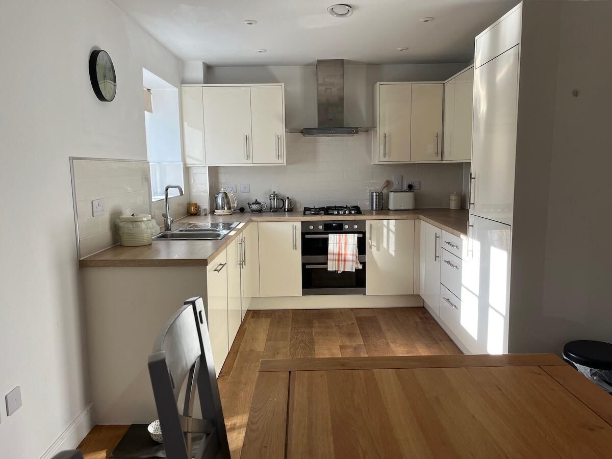 Coffee/tea maker, fridge, oven, stovetop