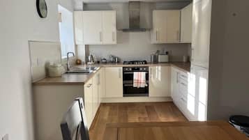 Coffee/tea maker, fridge, oven, stovetop