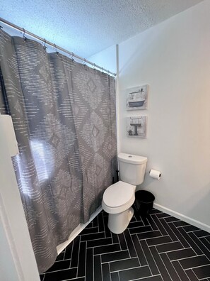 Een haardroger, handdoeken, zeep, toiletpapier