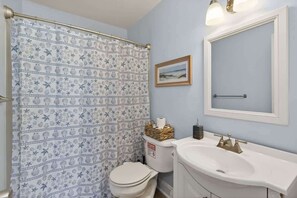 Shower - The Navy Nest ~ Parking ~ Fire Pit ~ Near Bay (Norfolk)
