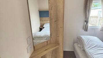 Tabla de planchar con plancha, wifi, ropa de cama