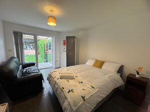 Room - Apartment Sleeps 6 with WiFi (Hayes)