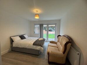 Room - Apartment Sleeps 6 with WiFi (Hayes)