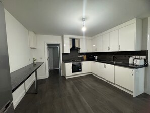 Private kitchen - Apartment Sleeps 6 with WiFi (Hayes)