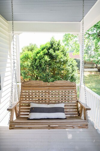Serene 4-bedroom farmhouse 10mins from local wineries