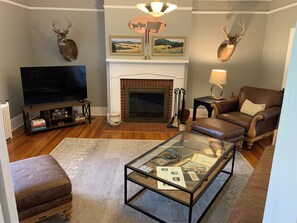 Living area - Serene 4-bedroom farmhouse 10mins from local wineries (Madison)