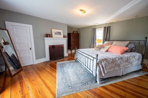 4 Schlafzimmer, Schreibtisch, Bügeleisen/Bügelbrett, WLAN