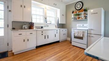 Coffee/tea maker, fridge, microwave, stovetop