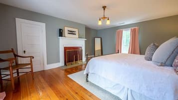 4 bedrooms, desk, iron/ironing board, WiFi