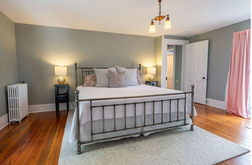 4 bedrooms, desk, iron/ironing board, WiFi
