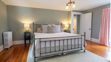 4 bedrooms, desk, iron/ironing board, WiFi