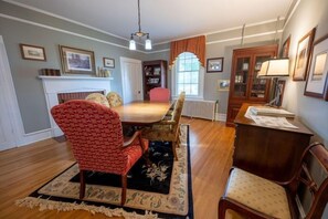 Dining - Serene 4-bedroom farmhouse 10mins from local wineries (Madison)