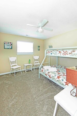 Iron/ironing board, WiFi, bed sheets - 2BR Beach Bungalow | Walk to Beach | Sleeps 5 (Norfolk)