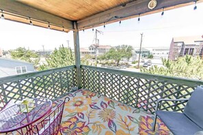 Outdoor dining - 2BR Beach Bungalow | Walk to Beach | Sleeps 5 (Norfolk)