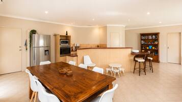 House, 4 Bedrooms, Non Smoking, Garden View | Dining room