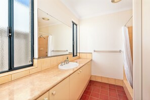 Towels, soap, shampoo, toilet paper - Golden Summers  (Quindalup)