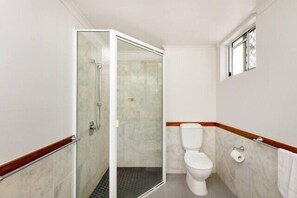 Hair dryer, towels, soap, shampoo - Alassio 1 Bedroom 203-1 (Palm Cove)