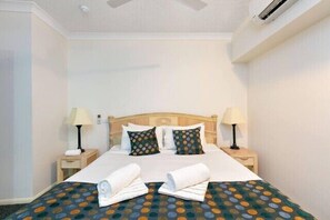 Iron/ironing board, WiFi, bed sheets - Alassio 1 Bedroom 203-1 (Palm Cove)