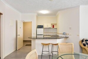 Fridge, microwave, stovetop, coffee/tea maker - Alassio 1 Bedroom 203-1 (Palm Cove)