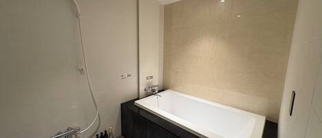 Standard Double Room | Bathroom | Combined shower/bathtub, free toiletries, hair dryer, towels
