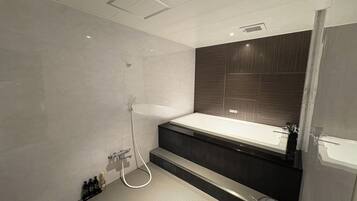 Standard Double Room | Bathroom | Combined shower/bathtub, free toiletries, hair dryer, towels