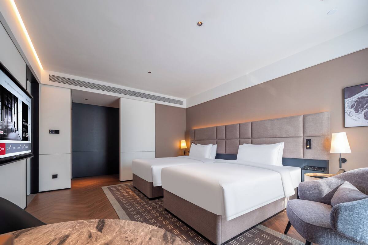 Seprai premium, selimut bulu angsa, busa memori, dan minibar gratis