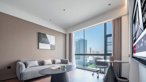 Suite Bisnis, pemandangan kota | Area keluarga | Smart TV 65-inci dengan saluran TV kabel dan layanan streaming