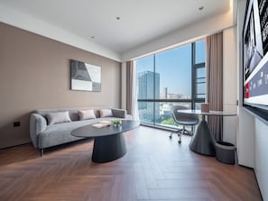 A modern living room with a sofa, a coffee table, and a chair. - IntercityHotel Dongguan Dongcheng Wanda (Dongguan)