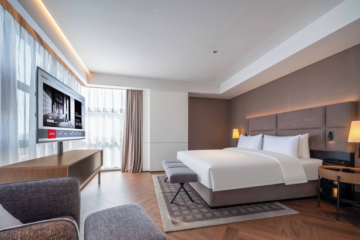 Suite Eksekutif | Seprai premium, selimut bulu angsa, busa memori, dan minibar gratis