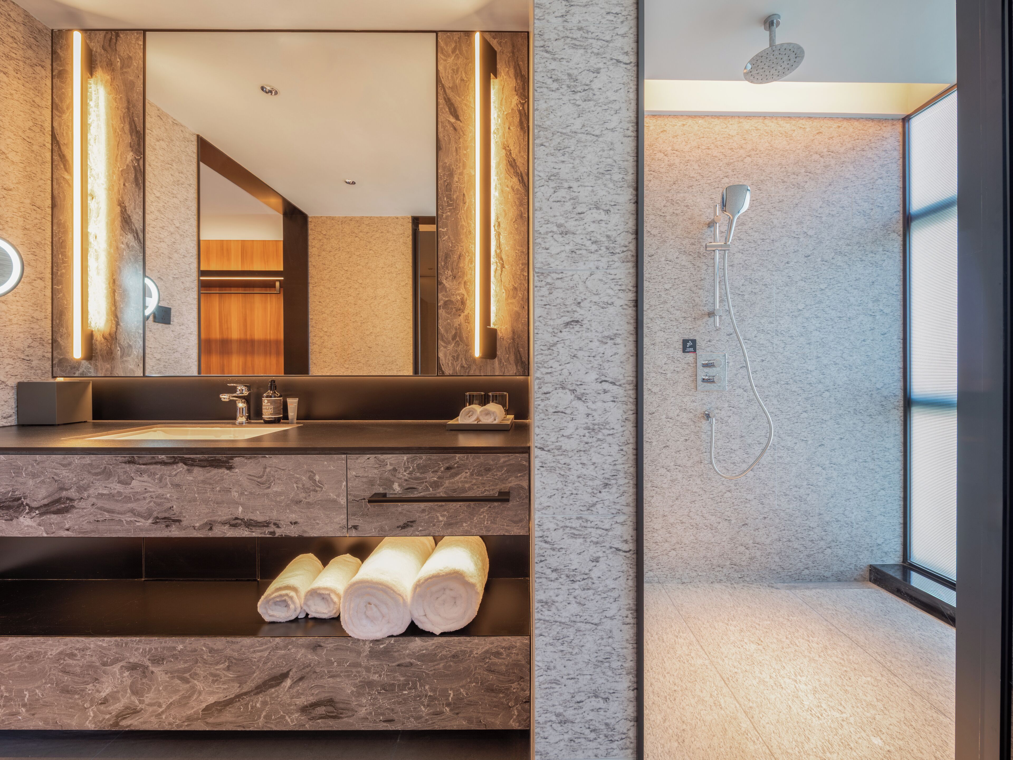 Suite – executive | Bad | Hårføner, tøfler, håndklær og sjampo