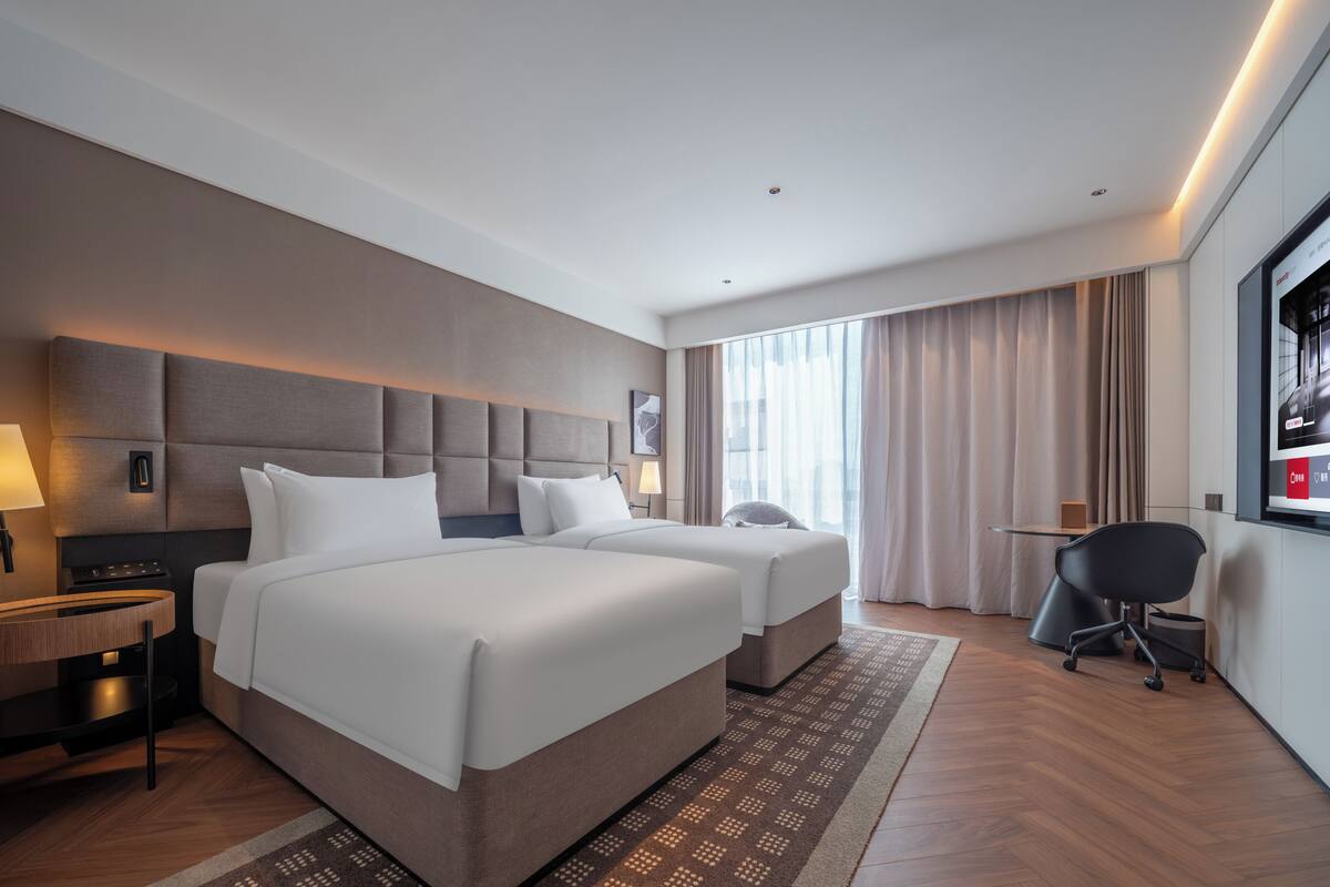 Kamar Twin Superior | Seprai premium, selimut bulu angsa, busa memori, dan minibar gratis