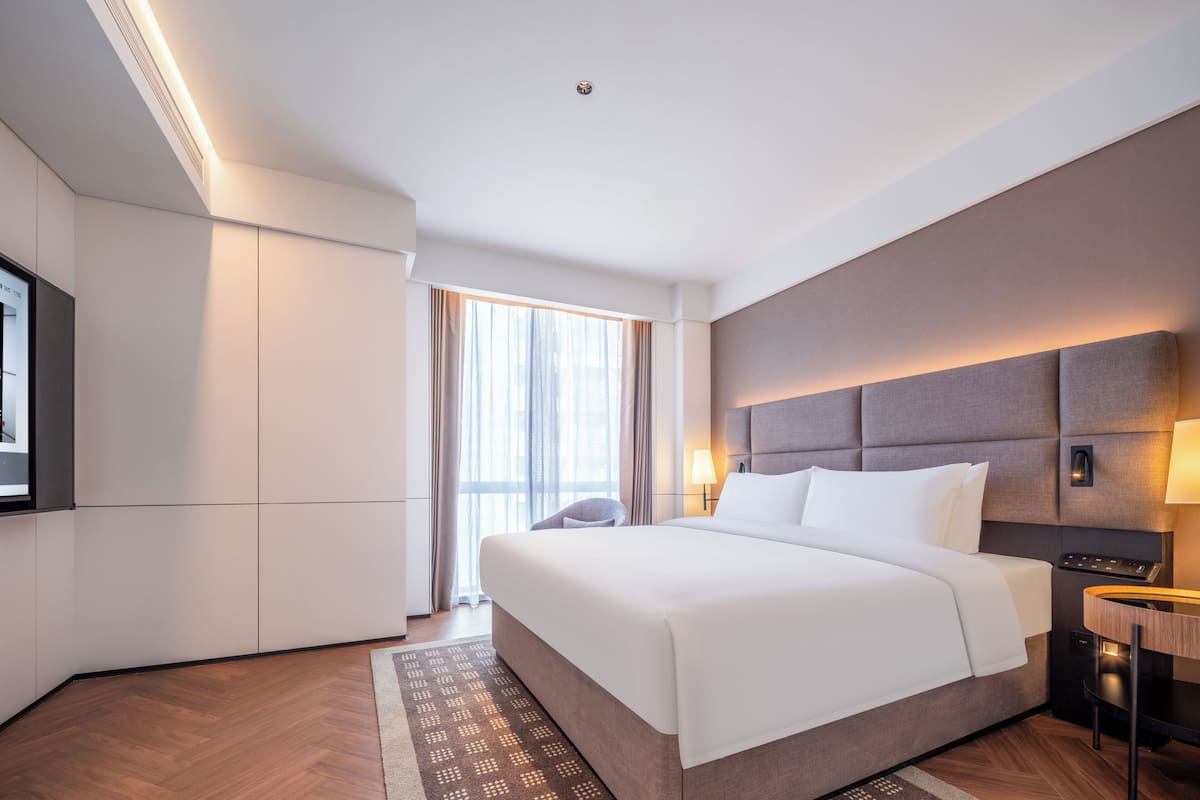 Suíte luxo, vista para a cidade | Escrivaninha, espaço de trabalho para notebook, cortinas blackout