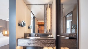 Kamar Double Superior untuk 1 Orang, pemandangan kota | Seprai premium, selimut bulu angsa, busa memori, dan minibar gratis