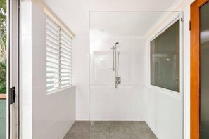 Hair dryer, towels, soap, shampoo - Alassio Studio 203-2 (Palm Cove)