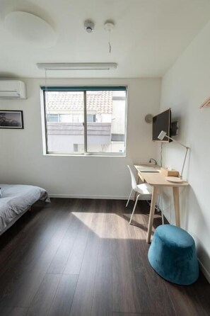 Appartamento Economy, 1 letto matrimoniale, bagno privato | Una scrivania, tende oscuranti, ferro/asse da stiro, Wi-Fi gratuito