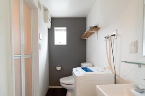 Appartamento Economy, 1 letto matrimoniale, bagno privato | Bagno | Vasca e doccia separate, asciugacapelli, pantofole, asciugamani