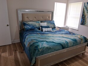 3 habitaciones, tabla de planchar con plancha, wifi y ropa de cama 