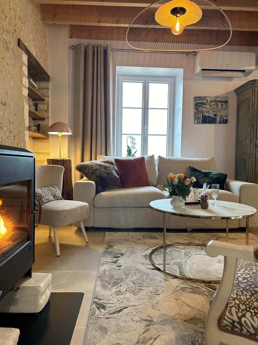 TV, fireplace