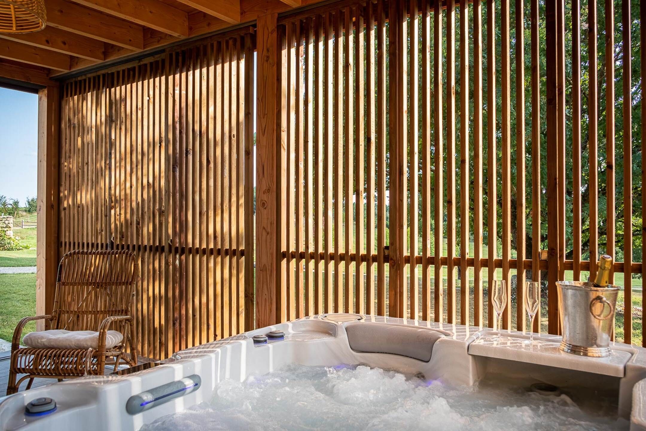 Outdoor spa tub