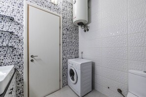 House - Flower Balcony Apartment 2BR Beachside Escape (Sarandë)