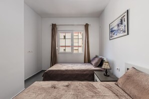 House - Flower Balcony Apartment 2BR Beachside Escape (Sarandë)