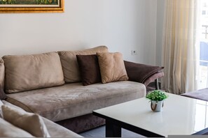 House - Flower Balcony Apartment 2BR Beachside Escape (Sarandë)