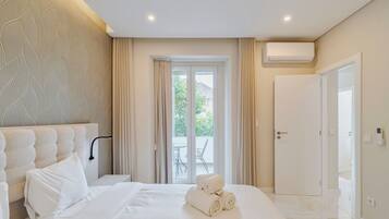 Iron/ironing board, travel crib, WiFi, bed sheets
